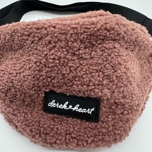 Derek Heart Dusty Pink ‘Sherpa’ Fleece Crossbody Bag O/S‎